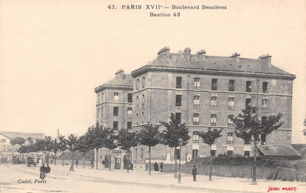 Paris XVIIe - Boulevard Bessières - Bastion 43.jpg