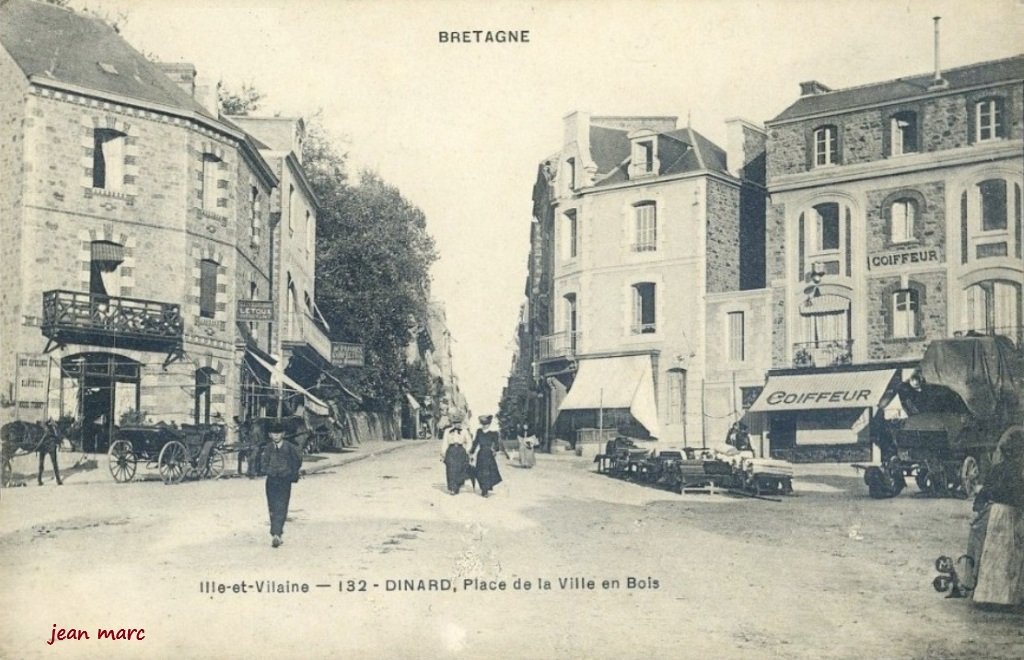 Dinard - Place de la Ville en Bois.jpg