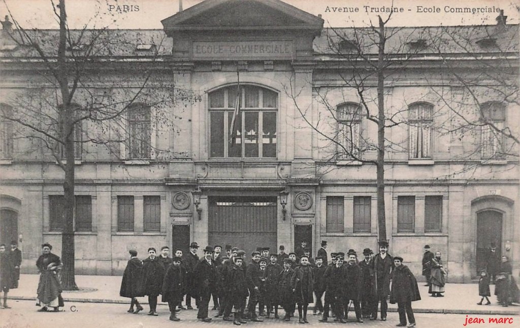 Paris IXe - Avenue Trudaine - École Commerciale.jpg