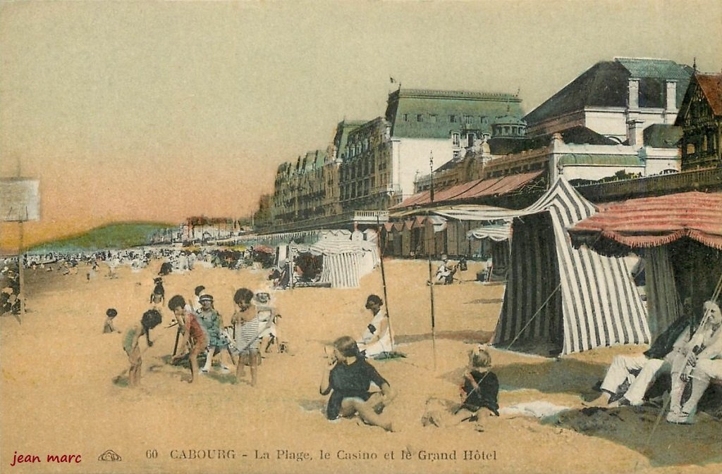 Cabourg - La Plage, le Casino et le Grand Hôtel.jpg