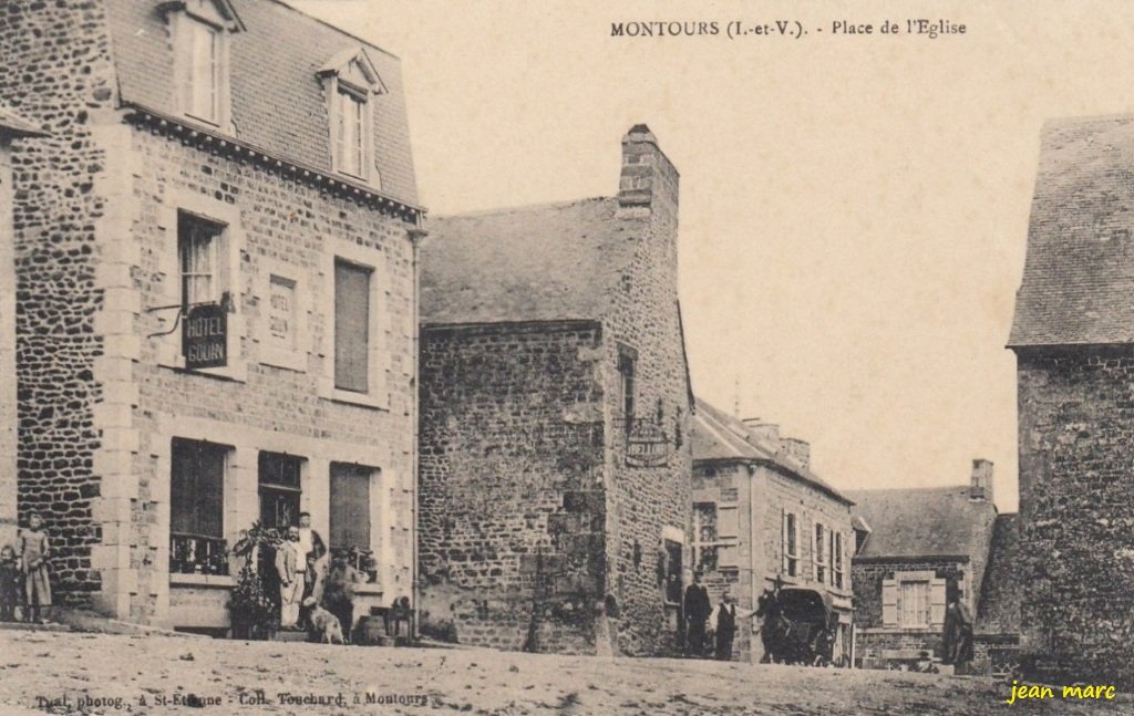 Montours - Place de l'Église.jpg
