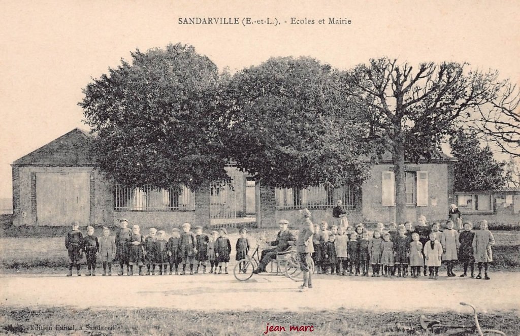 Sandarville - Écoles et Mairie.jpg