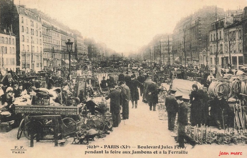 Paris XIe - Boulevard Jules Ferry pendant la foire aux Jambons et à la Ferraille.jpg