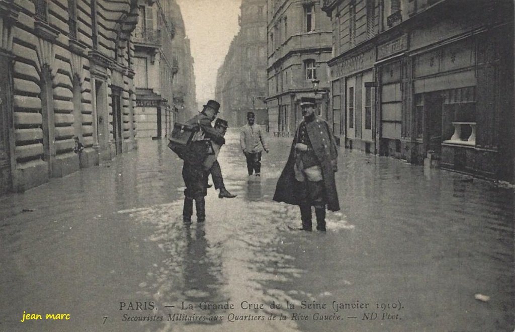 Paris - La Grande Crue de la Seine (janvier 1910) - Secouristes militaires aux Quartier de la Rive Gauche.jpg