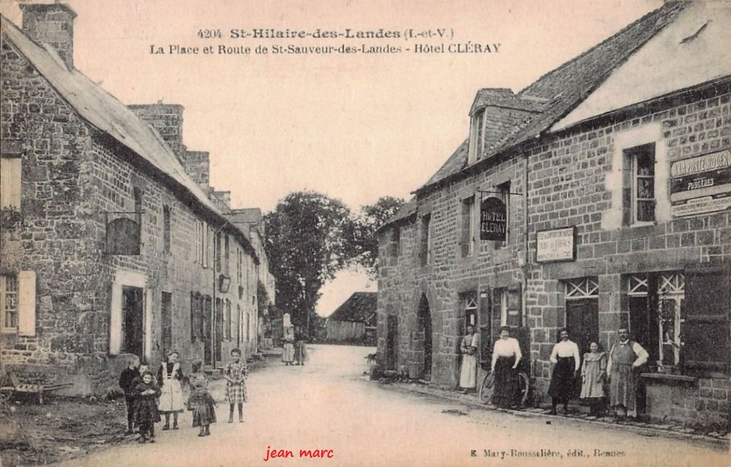 Saint-Hilaire-des-Landes - La Place et Route de Saint-Sauveur-des-Landes - Hôtel Cléray.jpg