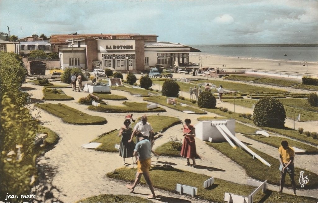 Le Val-André - Le Casino et son Golf miniature.jpg