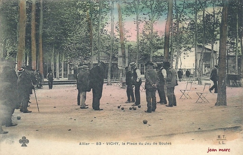 Vichy - La Place du Jeu de Boules.jpg