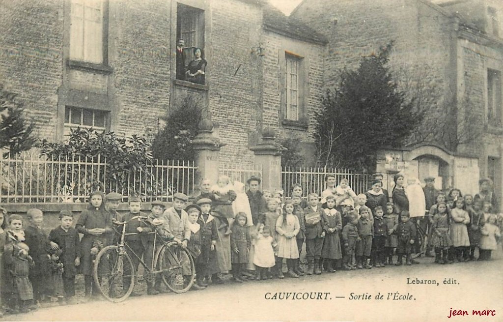 Cauvicourt - Sortie de l'École.jpg