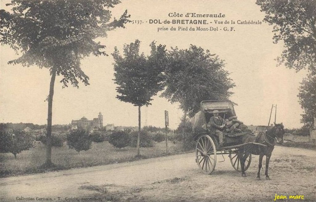 Dol-de-Bretagne – Vue de la Cathédrale prise du pied du Mont-Dol.jpg