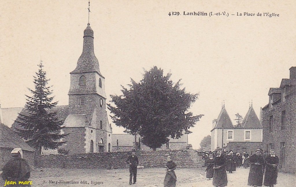 Lanhélin - La Place de l'Église.jpg