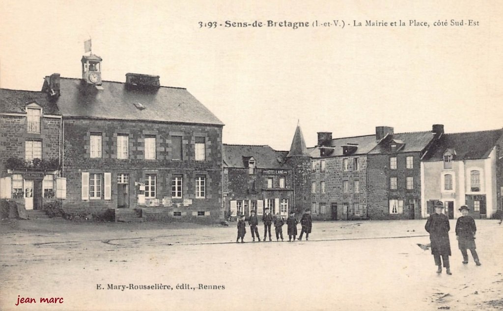Sens-de-Bretagne - La Mairie et la Place, côté Sud-Est.jpg