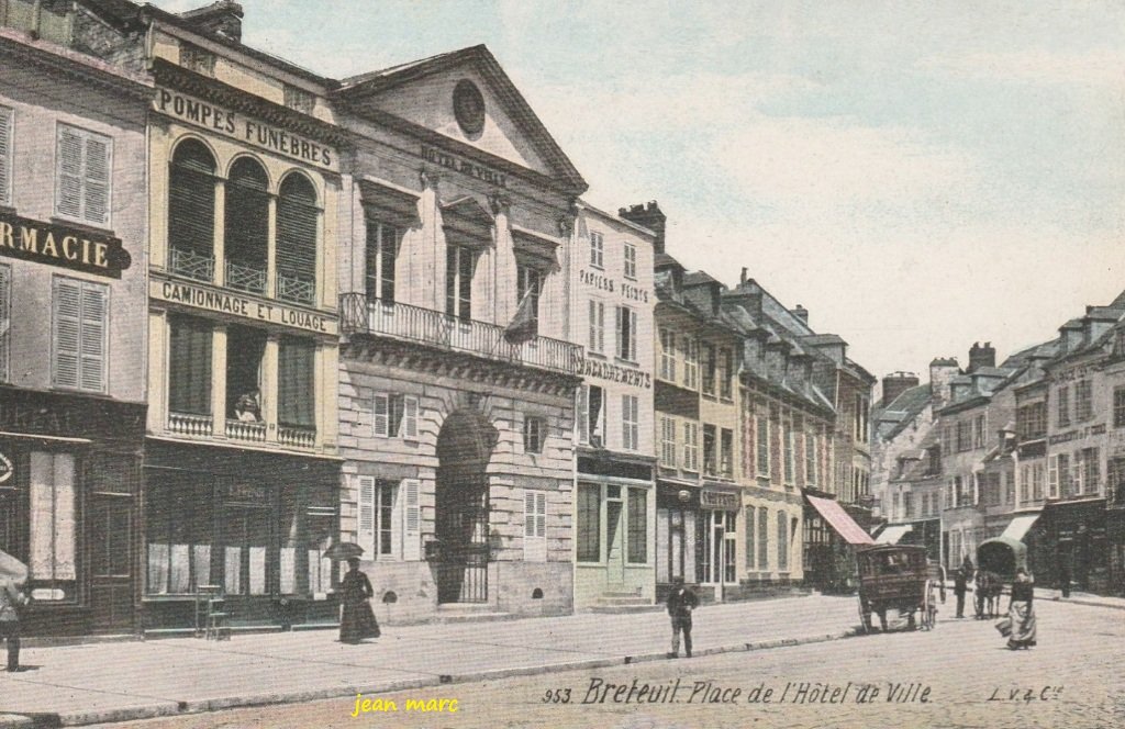 Breteuil - Place de l'Hôtel de Ville.jpg