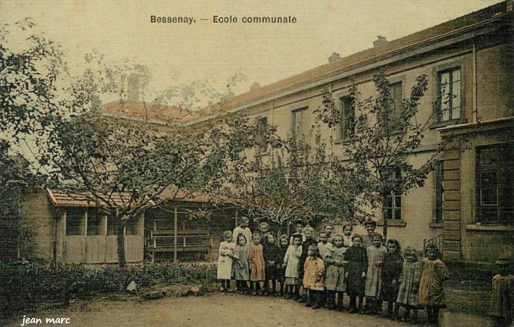 Bessenay - École communale.jpg