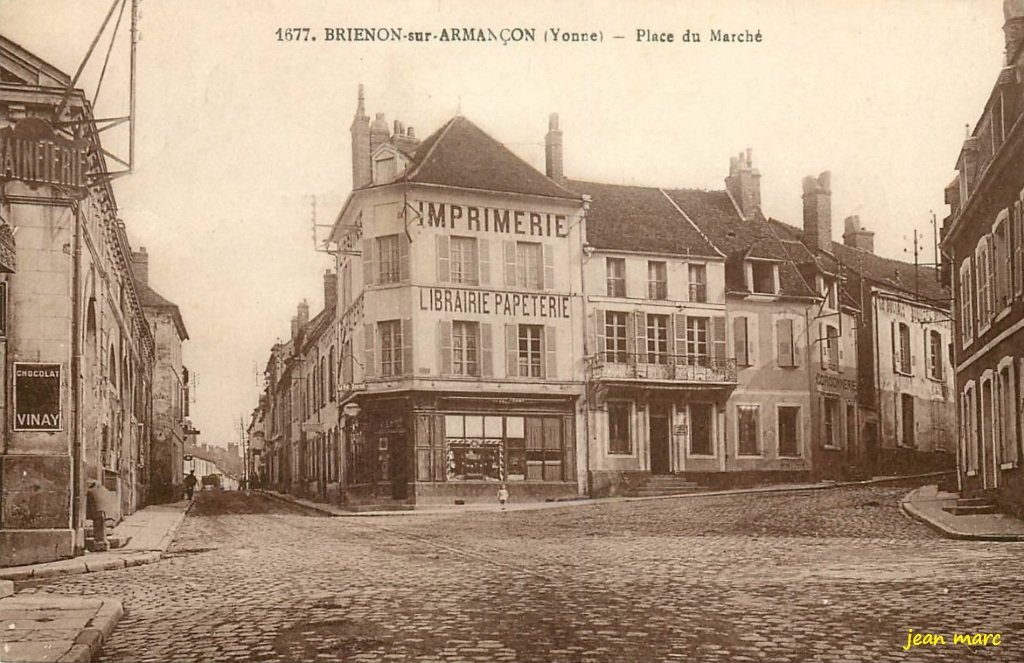 Brienon-sur-Armançon (Yonne) - Place du Marché.jpg