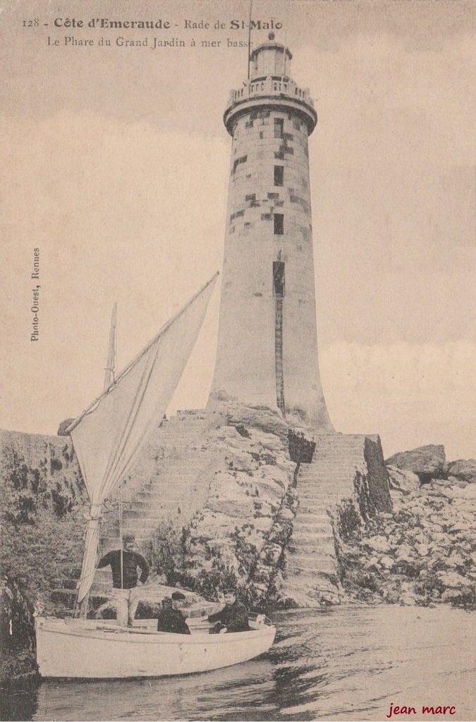 Saint-Malo - Le Phare du grand Jardin à mer basse.jpg