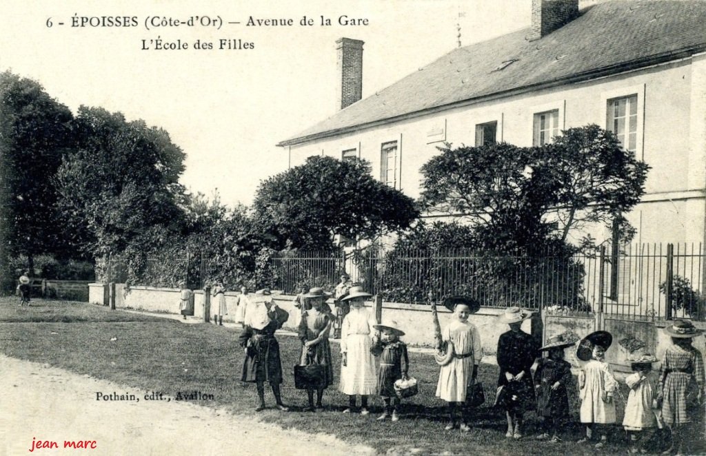 Époisses - Avenue de la Gare - L'École des Filles.jpg