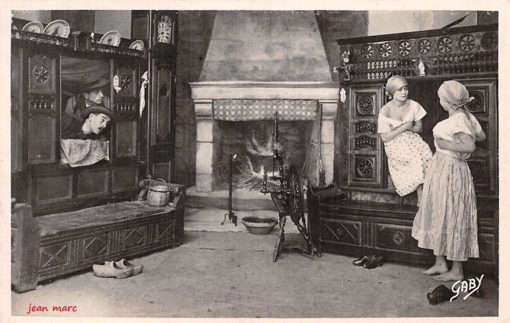 Autour des lits clos bretons - Les Indiscrets.jpg
