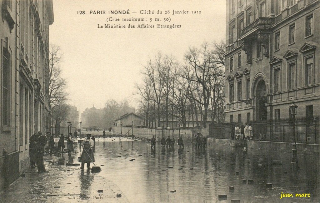 Paris VIIe - Rue de l'Université - Le Ministère des affaires étrangères - Paris Inondé.jpg