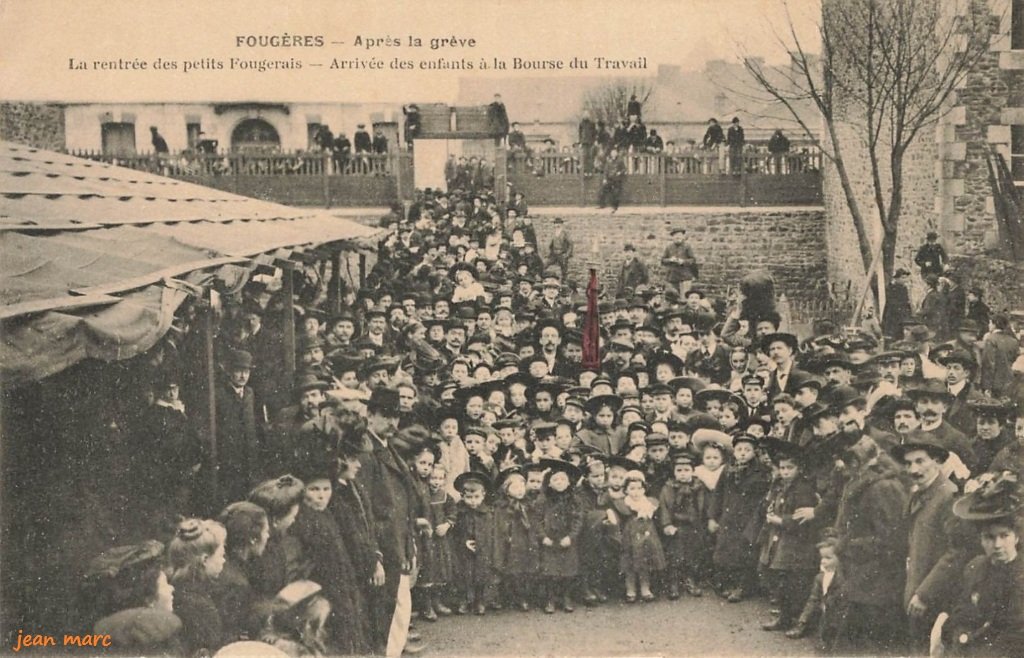 Fougères - Après la Grève - La Rentrée des petits Fougerais - Arrivée des enfants à la Bourse du Travail.jpg