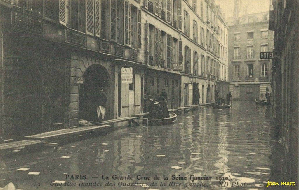 Paris - La Grande Crue de la Seine (janvier 1910) - Une rue inondée des Quartiers de la Rive Gauche 79 ND Phot Rue de Savoie.jpg