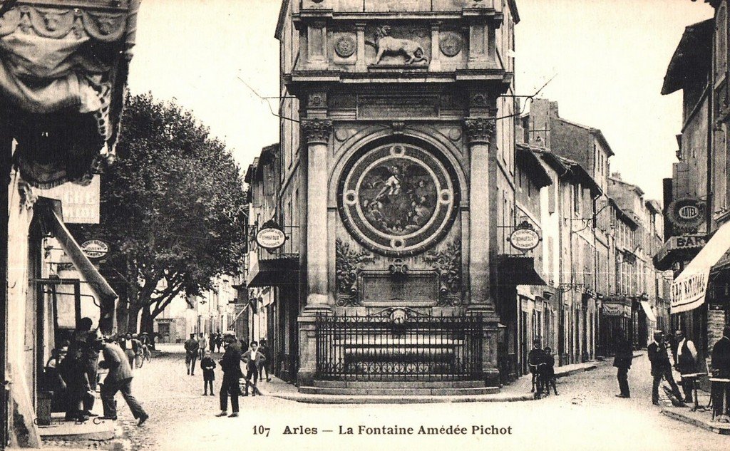 Arles 107 Fontaine.jpg