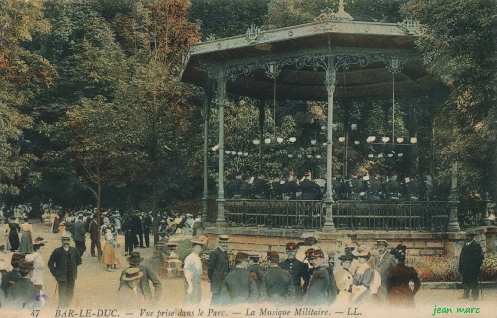 Bar-le-Duc - Vue prise dans le Parc - La Musique militaire.jpg