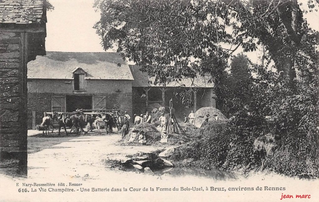Bruz - Une Batterie dans la Cour de la Ferme du Bois-Uzel.jpg