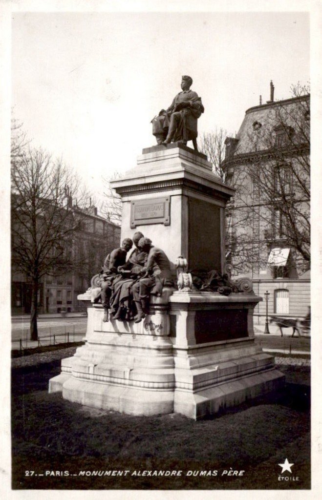 Paris Mon A. Dumas 17° (57).jpg
