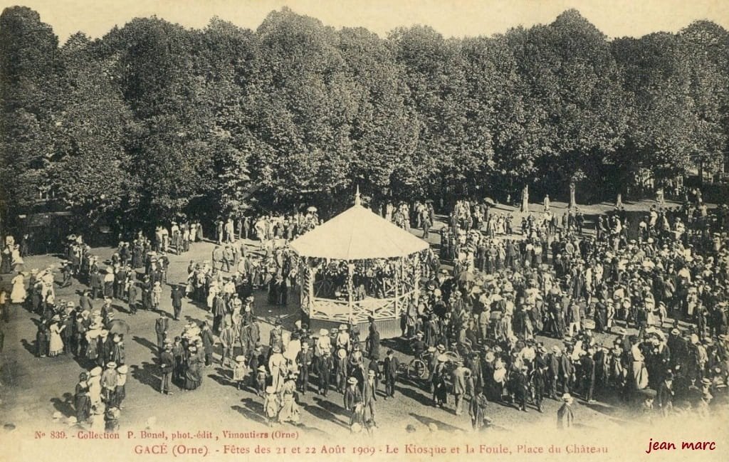 Gacé - Fêtes des 21 et 22 août 1909 - Le Kiosque et la Foule, Place du Château.jpg
