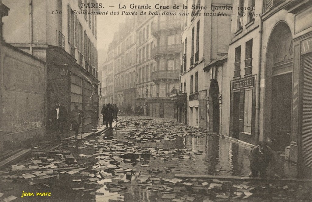 Paris - La Grande Crue de la Seine (janvier 1910) -Soulèvement des pavés de bois dans une Rue inondée.jpg