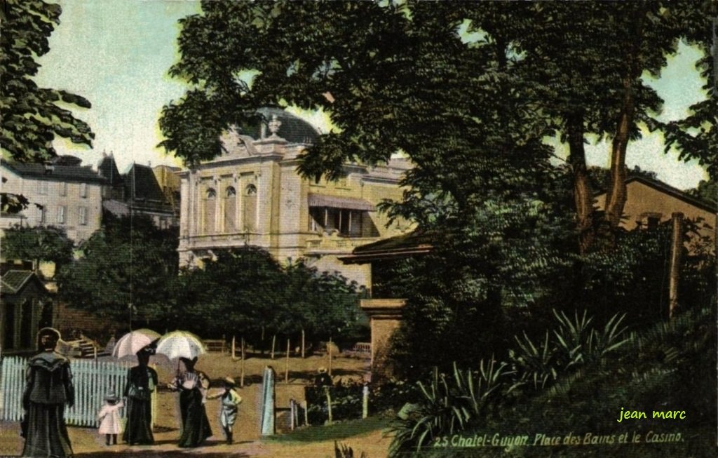 Châtel-Guyon - Place des Bains et le Casino.jpg