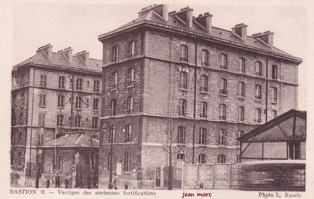 Paris XIIIe - Porte de Vitry - Bastion 91.jpg
