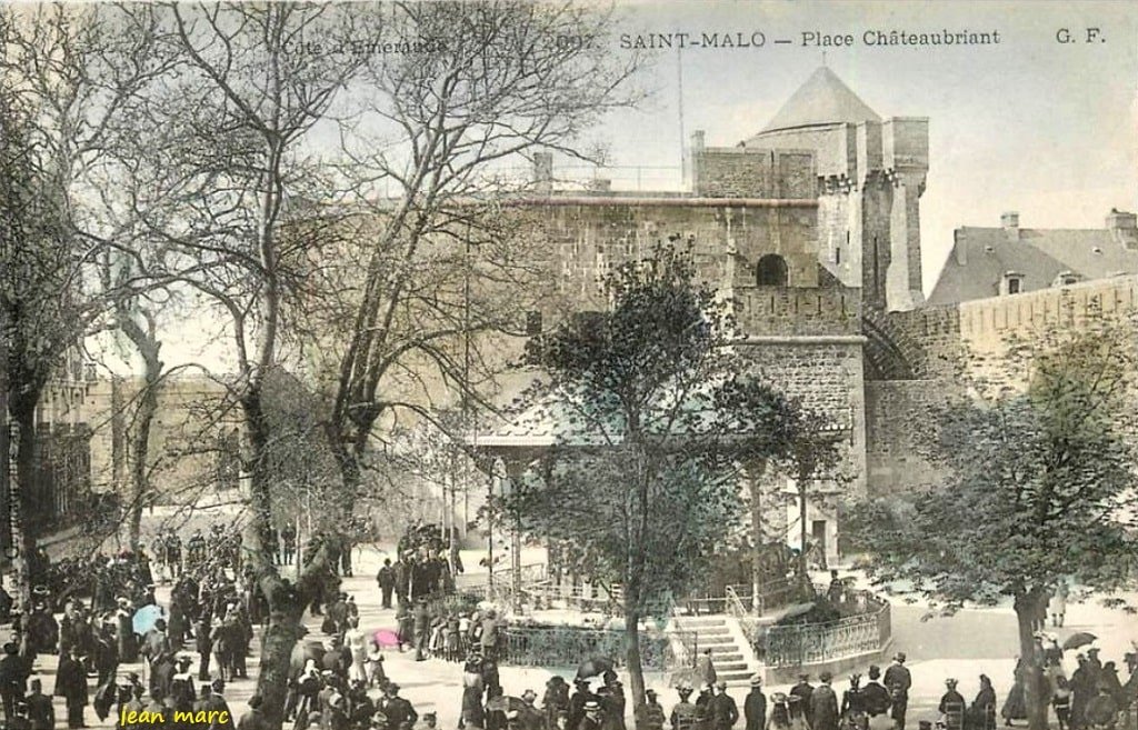 Saint-Malo - Place Chateaubriand.jpg