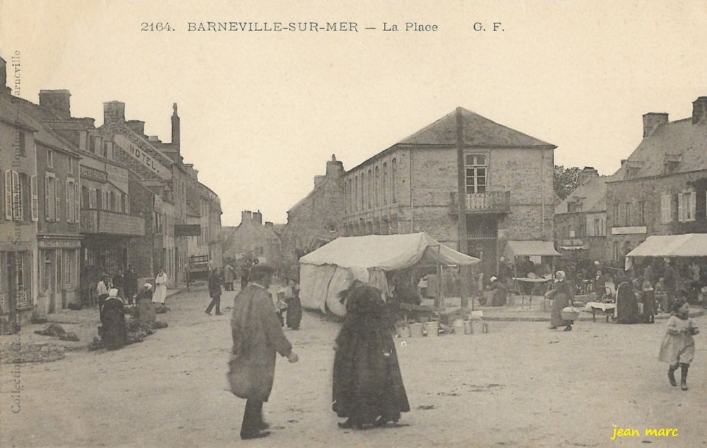 Barneville-sur-Mer – La Place.jpg