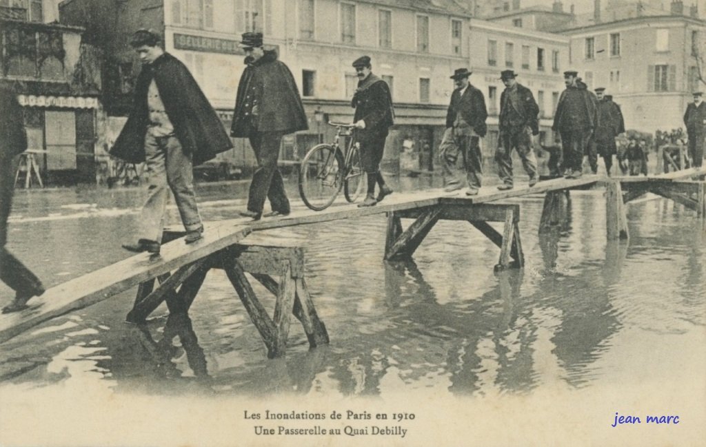Paris - Les Inondations de Paris en 1910 - Une Passerelle au Quai Debilly.jpg
