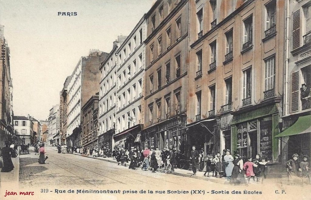 Paris XXe - Rue de Ménilmontant prise de la rue Sorbier - Sortie des Écoles.jpg