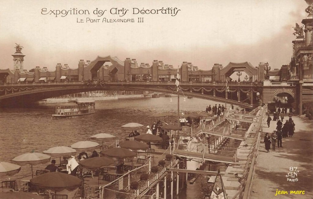 Paris - Le Pont Alexandre III - Exposition des Arts Décoratifs.jpg