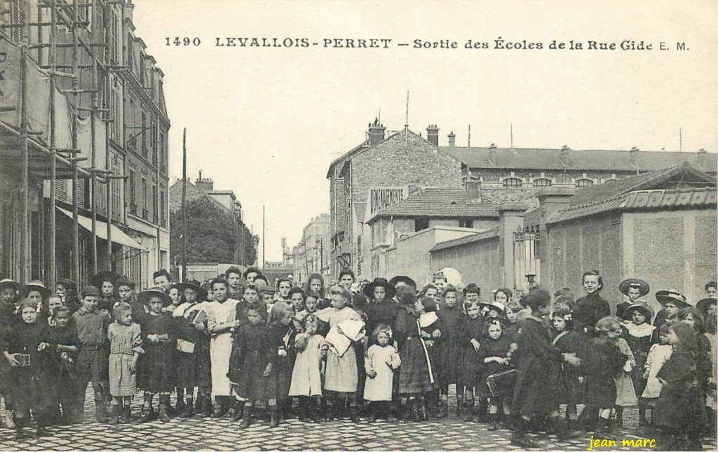 Levallois-Perret - Sortie des Écoles de la Rue Gide.jpg