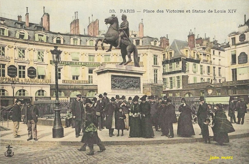 Paris - Place des Victoires et Statue de Louis XIV.jpg