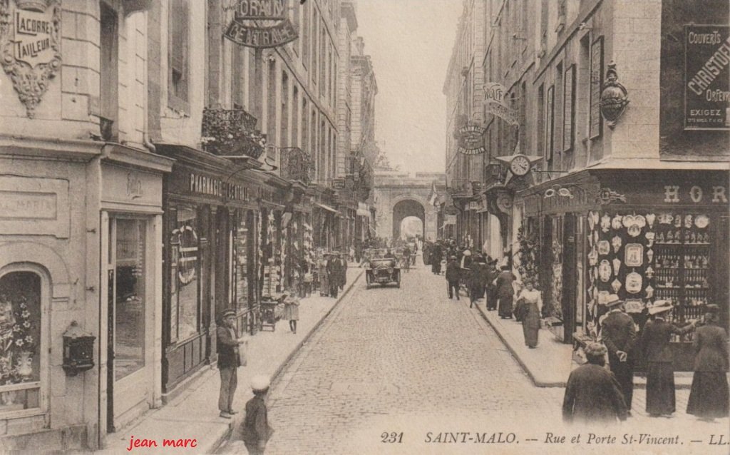 Saint-Malo - Rue et Porte Saint-Vincent.jpg