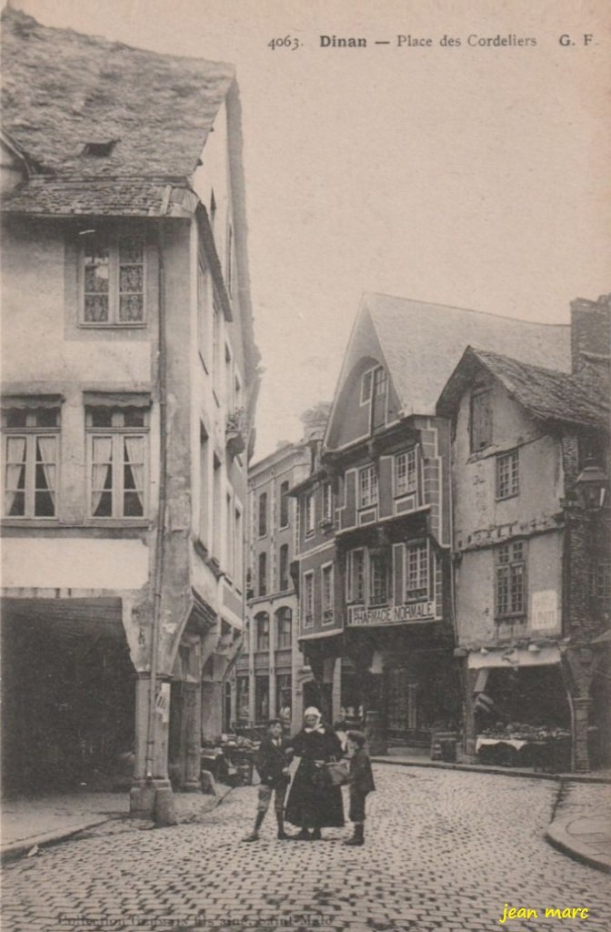 Dinan - Place des Cordeliers.jpg