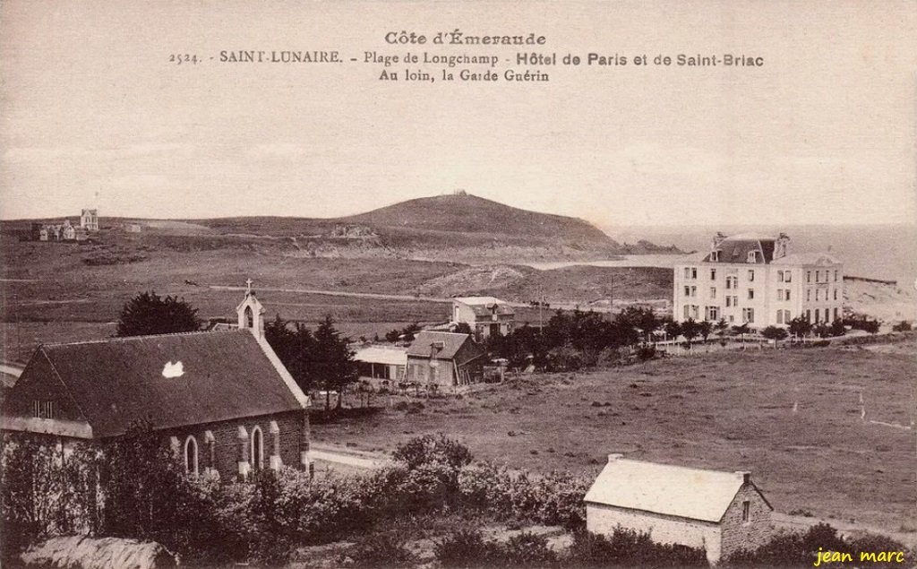 Saint-Lunaire - Plage de Longchamp - Hôtel de Paris et de Saint-Briac - Au loin, la Garde Guérin.jpg