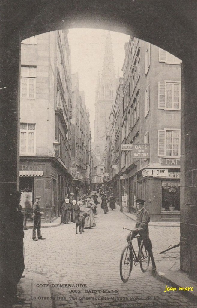 Saint-Malo - La Grande Rue vue prise sous la Grande Porte.jpg