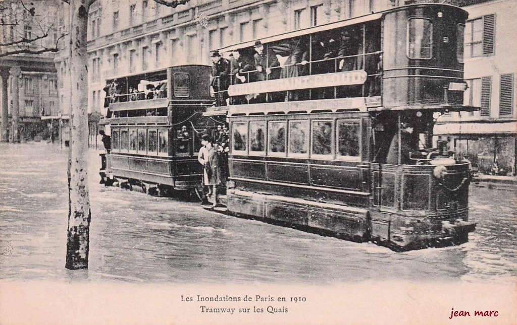 Paris - Les Inondations de Paris en 1910 - Tramway sur les Quais (Quai de Passy 16e arrt.).jpg