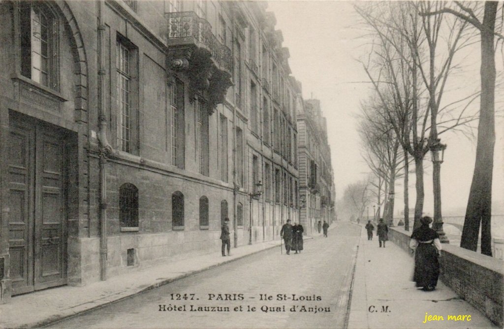 Paris IVe - Ile Saint-Louis - Hôtel Lauzun et le Quai d'Anjou.jpg