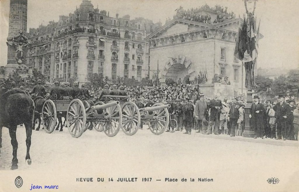 Paris - Place de la Nation - Revue du 14 Juillet 1917.jpg
