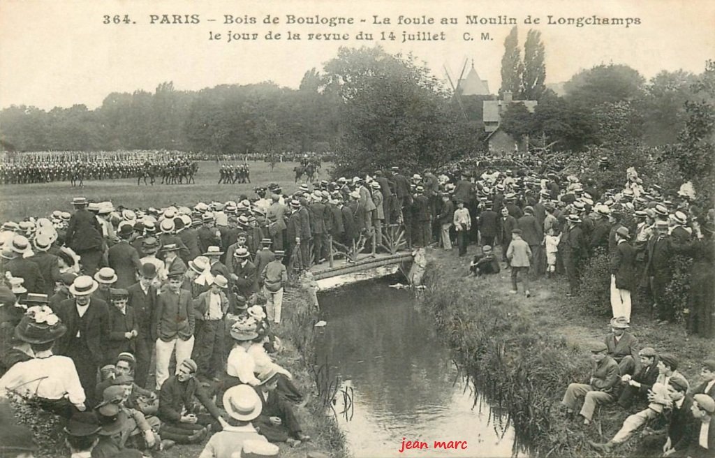 Paris - Bois de Boulogne - La Foule au Moulin de Longchamps le jour de la Revue du 14 Juillet.jpg