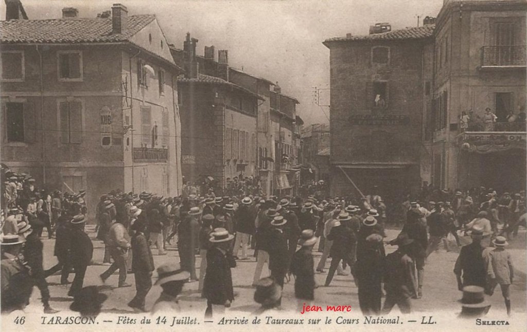 Tarascon - Fêtes du 14 Juillet - Arrivée de taureaux sur le Cours National.jpg
