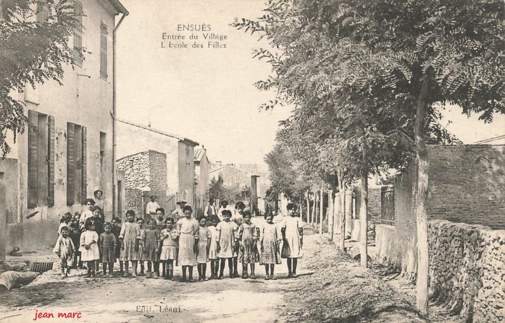 Ensuès - Entrée du village - L'École des Filles.jpg