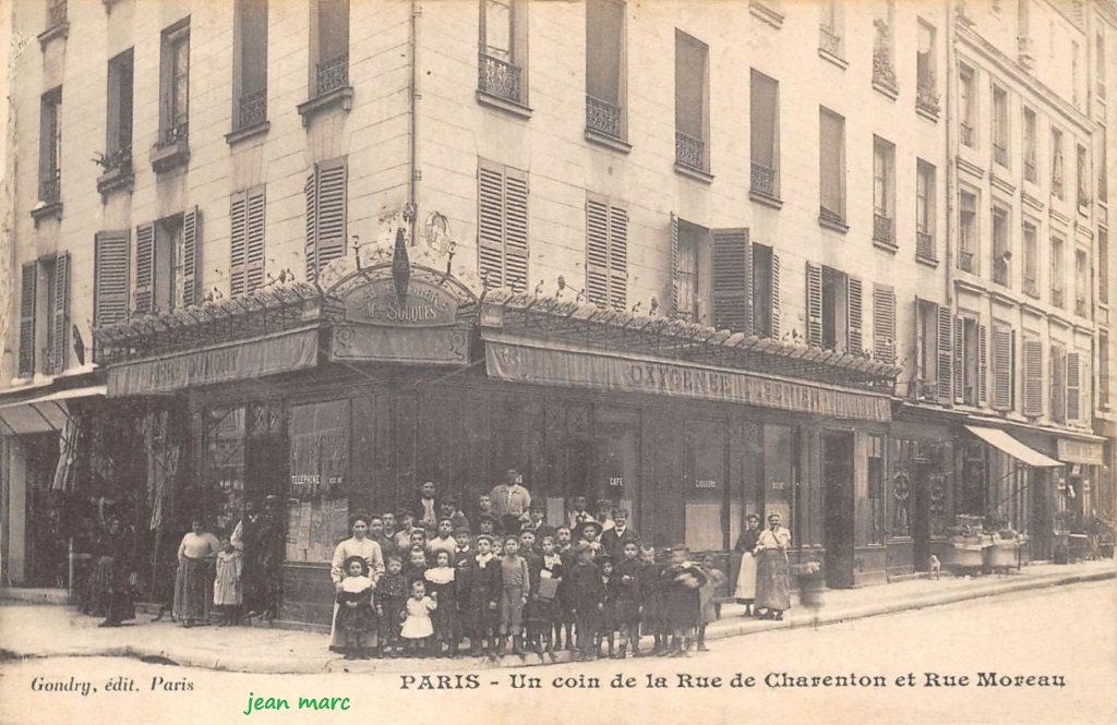 Paris XIIe - Un coin de la Rue de Charenton et Rue Moreau.jpg